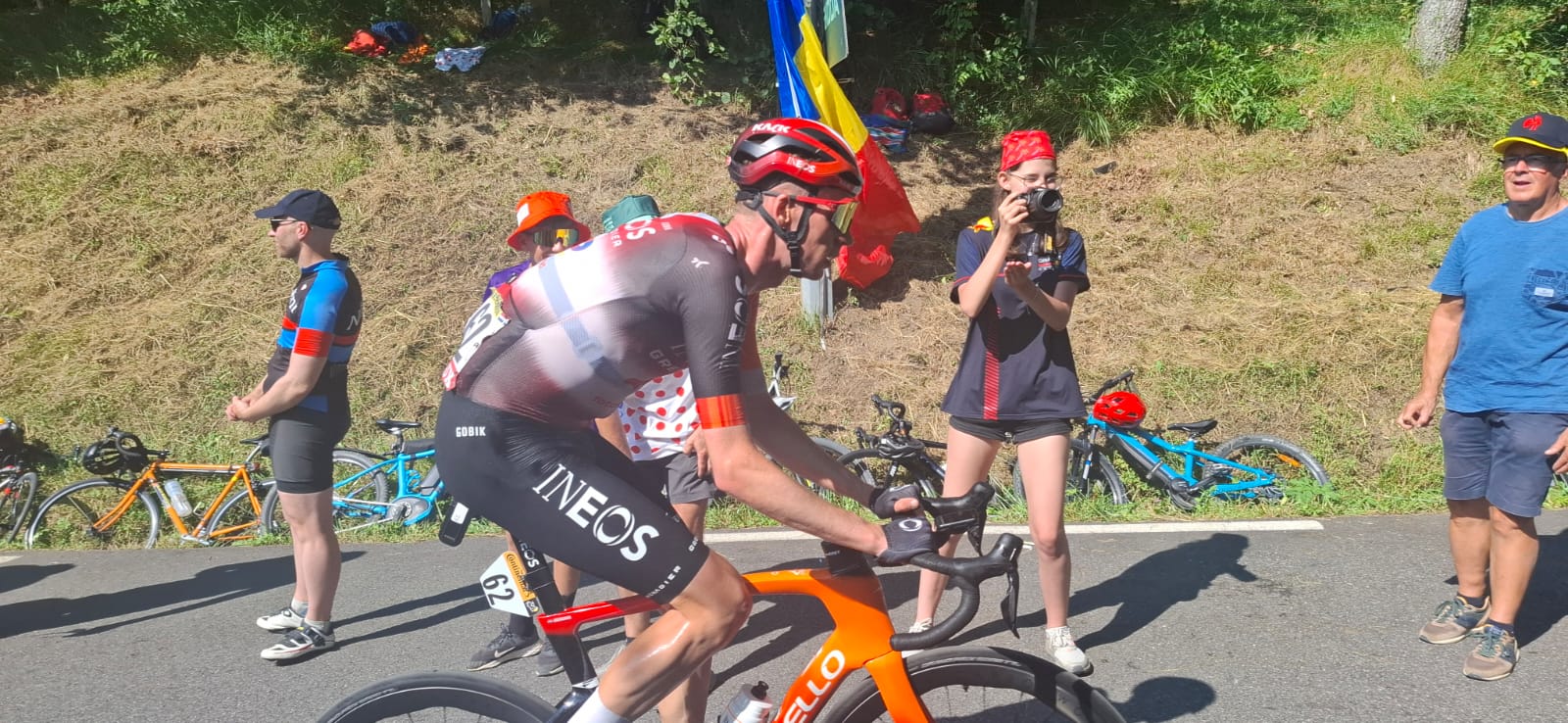 Românii care au dus tricolorul pe cățărările mitice din Turul Franței: „Ca să prindem un loc bun pe Tourmalet, ne-am sculat la 3.30”