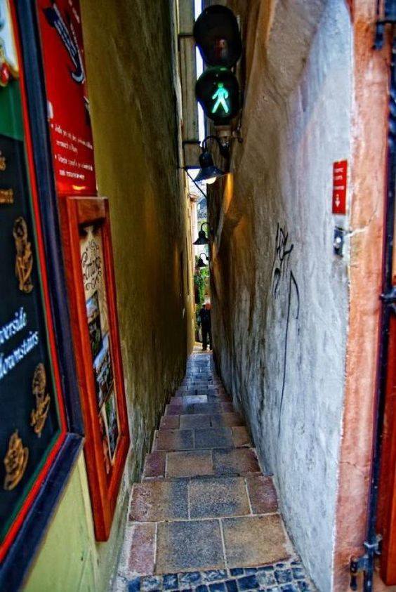 Strada unde pietonii așteaptă la semafor să poată trece. Are doar 49 de centimetri!