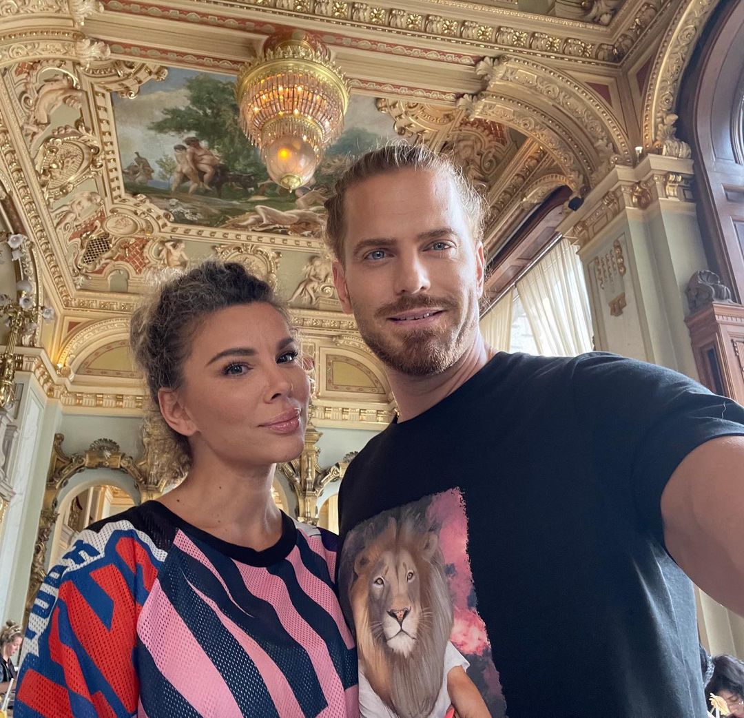 Anunțul făcut de Alina Laufer după 10 ani de căsnicie. „Pot să cad în mijlocul unei crize de nervi și atunci, cel mai bine, este să-i dau spațiu”