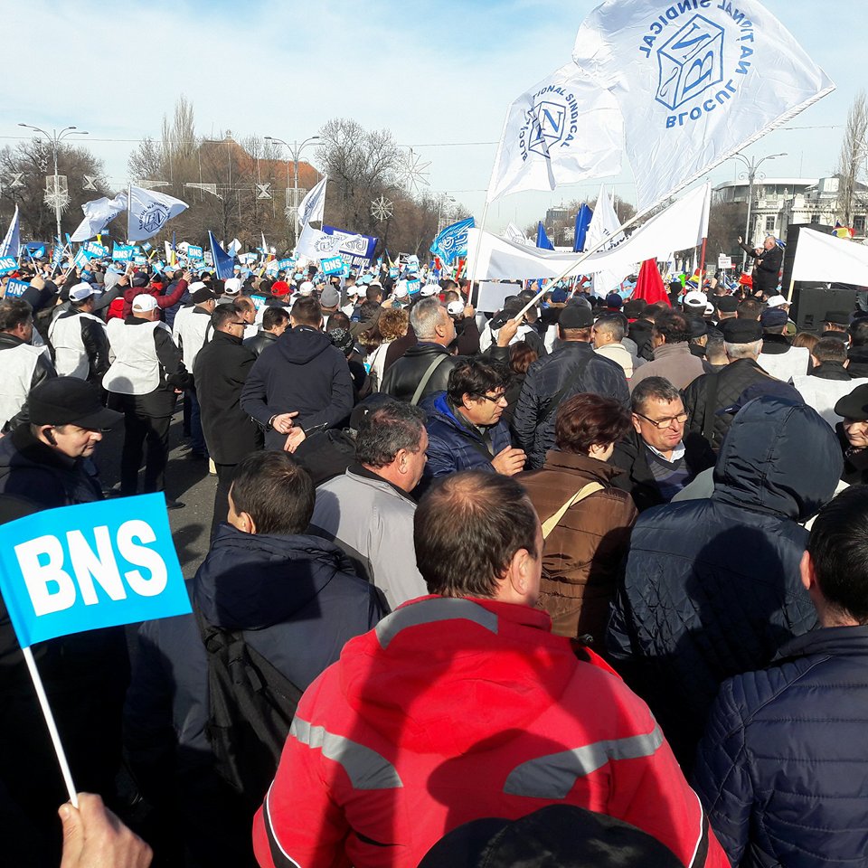 FOTO&VIDEO/ Circa 2.000 de sindicaliștii de la Dacia și BNS Argeș protestează, marți, în Piața Victoriei