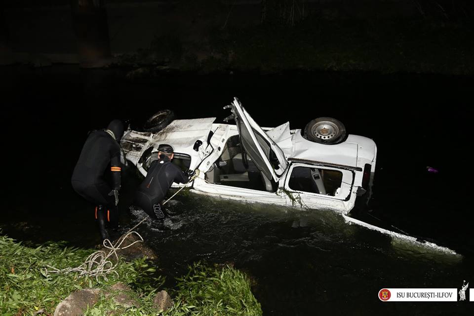 Trei oameni, între care un copil, morți într-un microbuz căzut în Dâmbovița