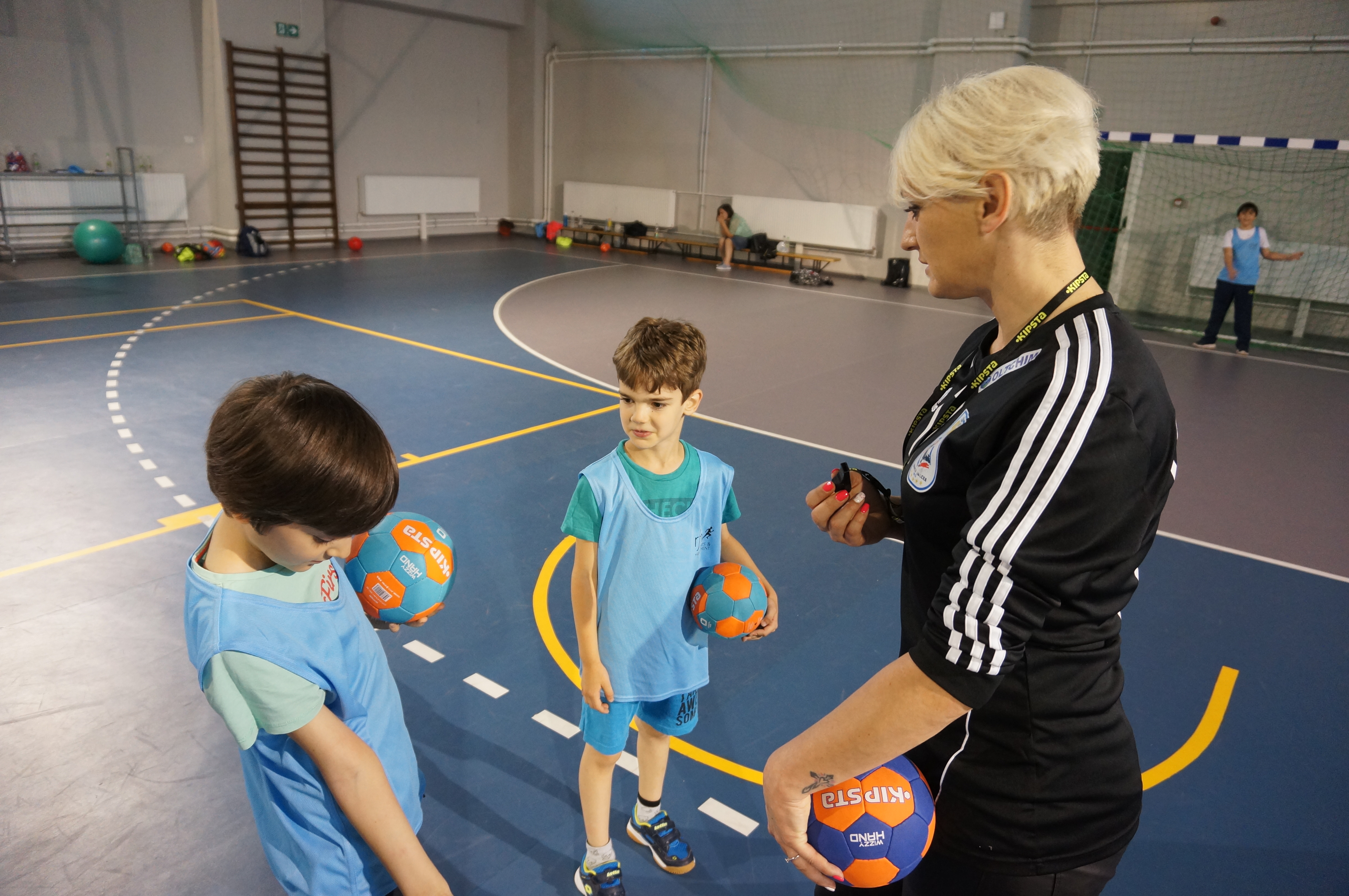 Ramona Farcău îi învață handbal pe copii / GALERIE FOTO