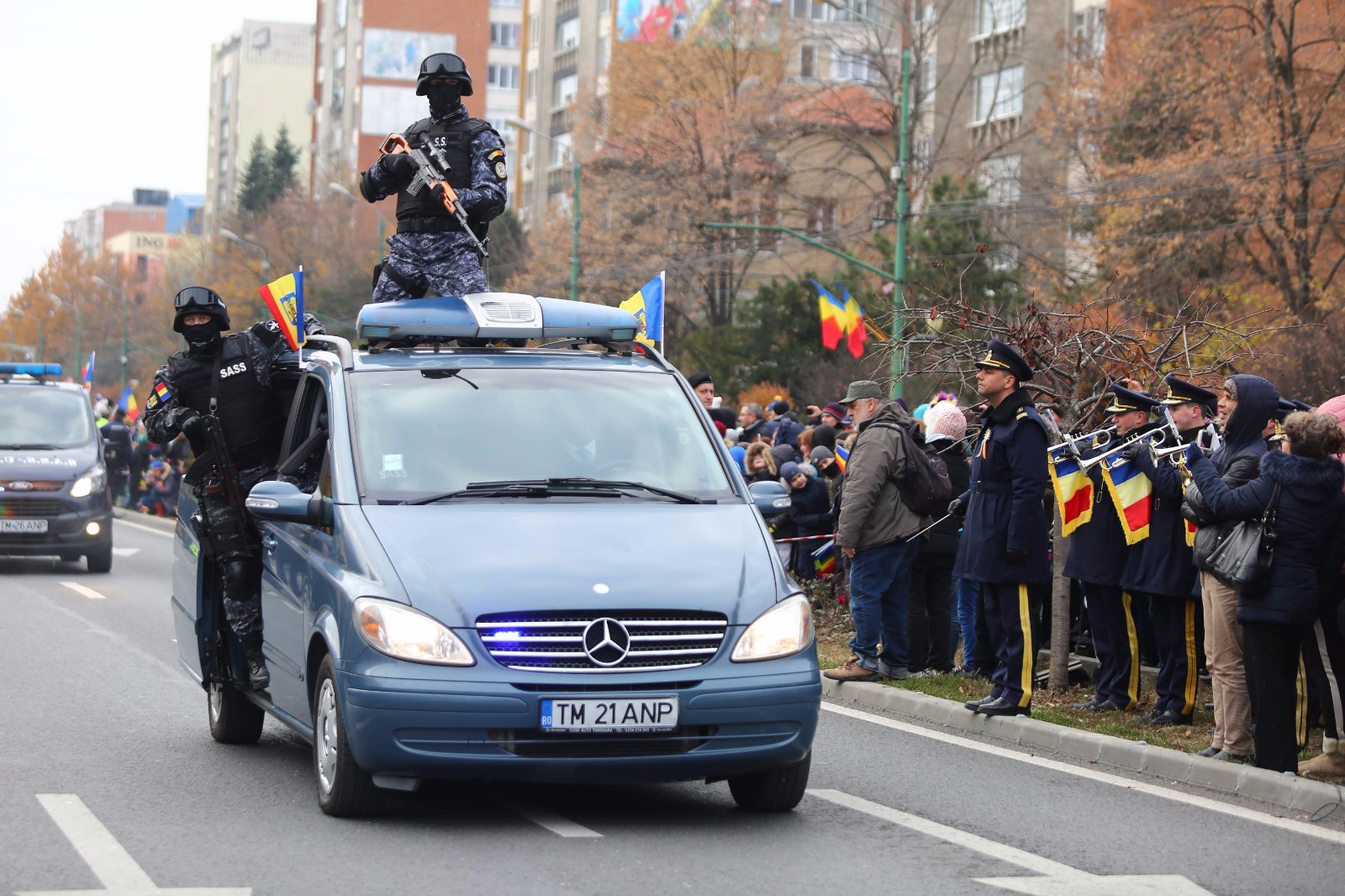 GALERIE FOTO/ Mii de timișoreni au înfruntat frigul să vadă parada militară. Și aici oamenii au huiduit discursul transmis de Viorica Dăncilă