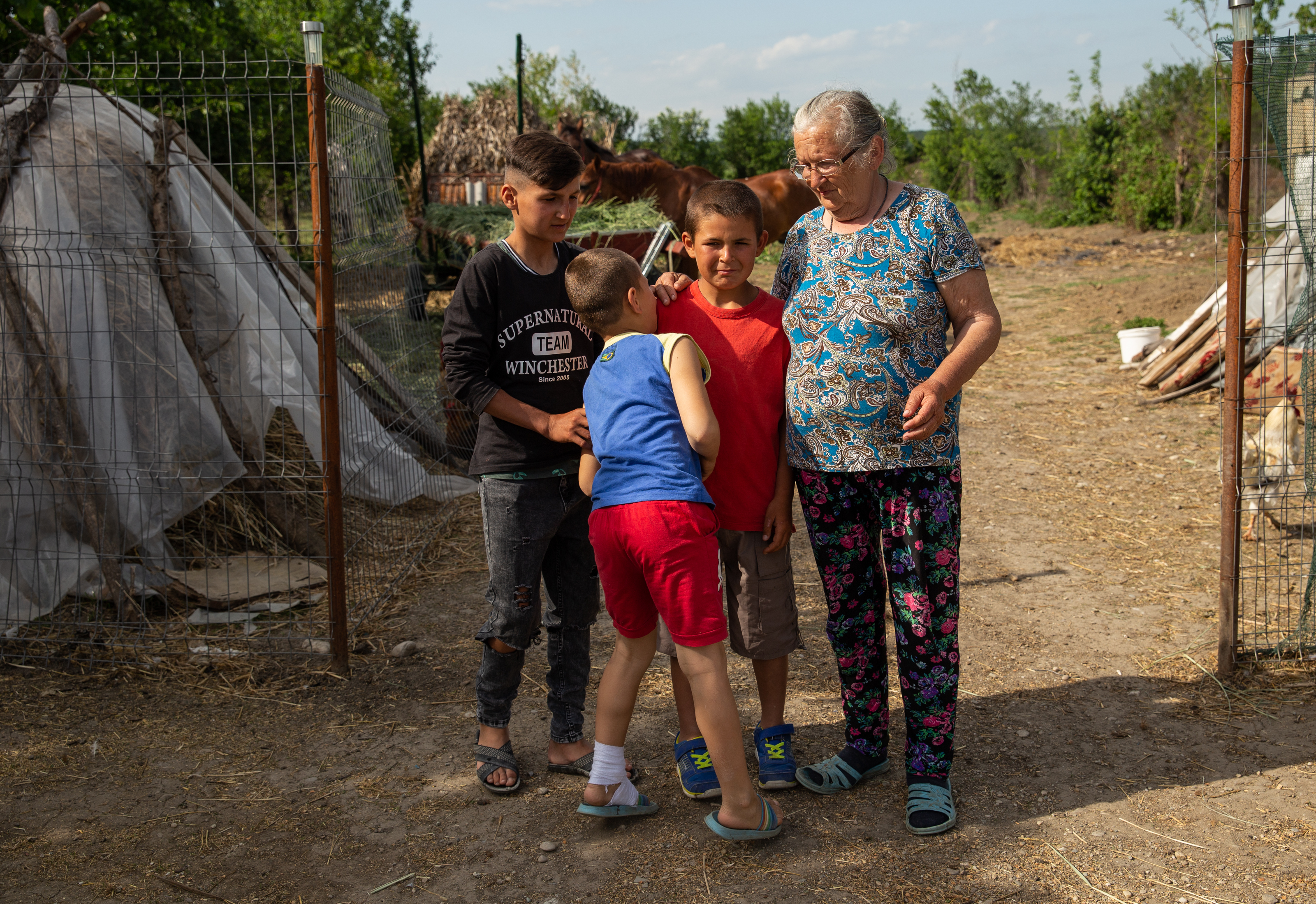 O familie din Dâmbovița crește cinci băieți într-o casă gata să cadă. În pandemie, școală face unul singur, de pe telefonul lu’ mami