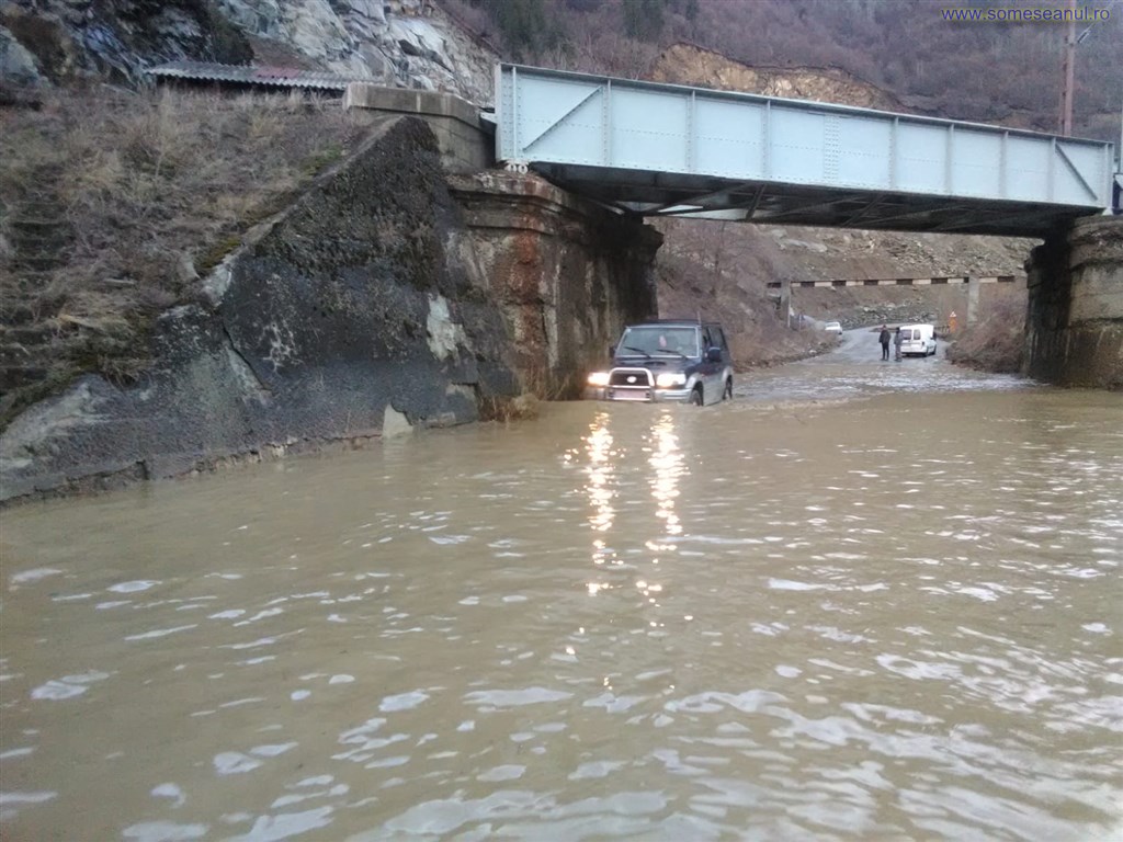 Un drum şi mai multe gospodării din Bistriţa-Năsăud au fost inundate, în urma ploilor abundente