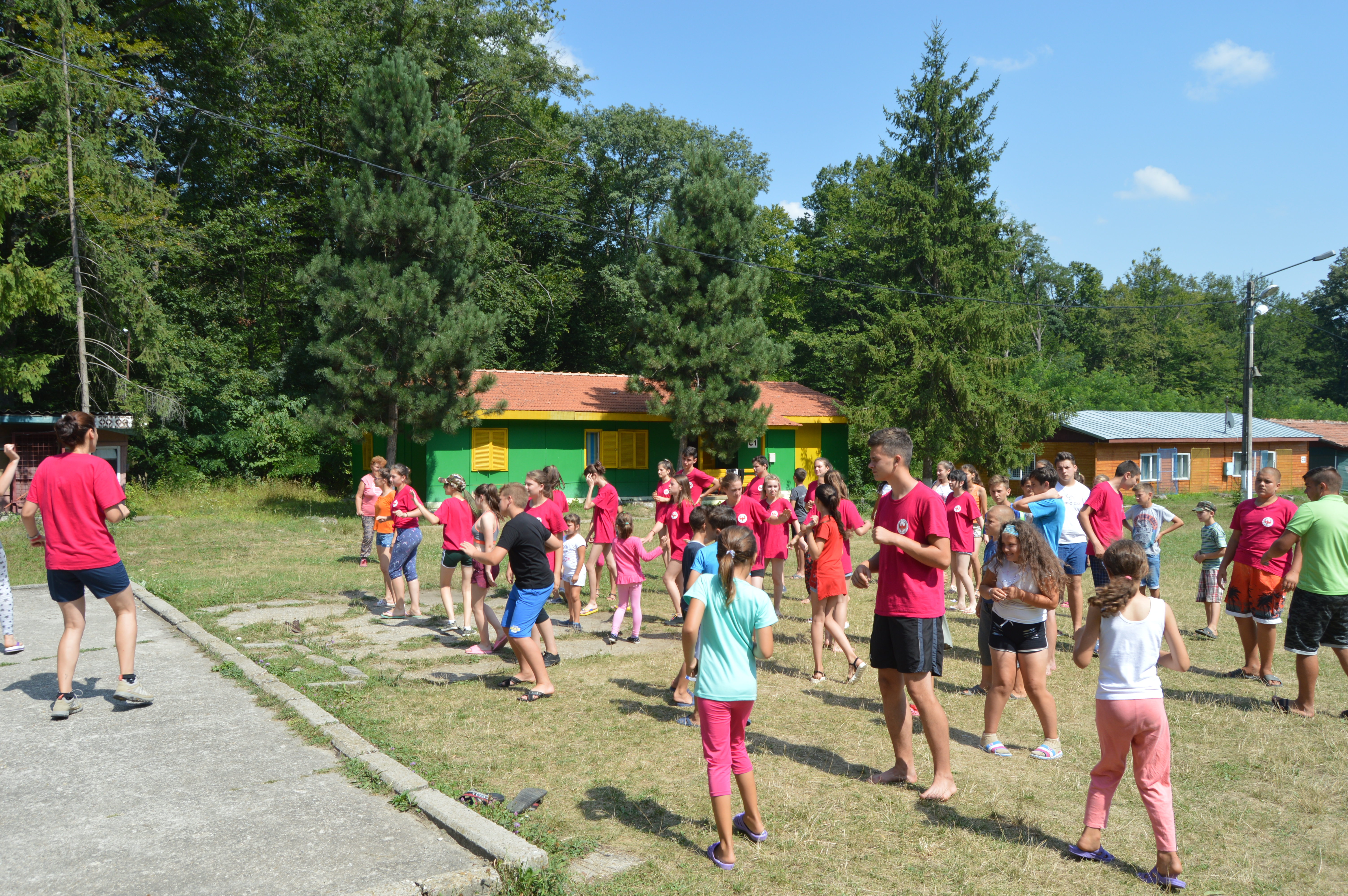 FOTOREPORTAJ: De la gârla din fundul curții la piscină cu tobogane. 600 de copiii din Vaslui văd prima oară un oraș