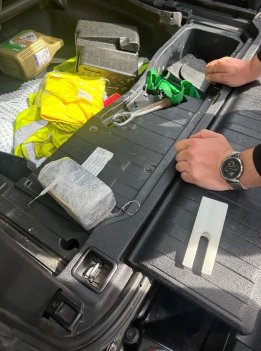 Un român și-a ascuns 120.000 de euro și 4.000 de lei lângă baterie și lângă roata de rezervă a mașinii. Vameșii din Kosovo i-au confiscat pe toți