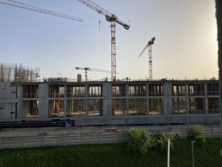 Misterioasa clădire construită de SRI, pe malul Lacului Străulești din Capitală, cu muncitori asiatici. „E o construcție specială. Uitați-vă ce gard mare e aici!”