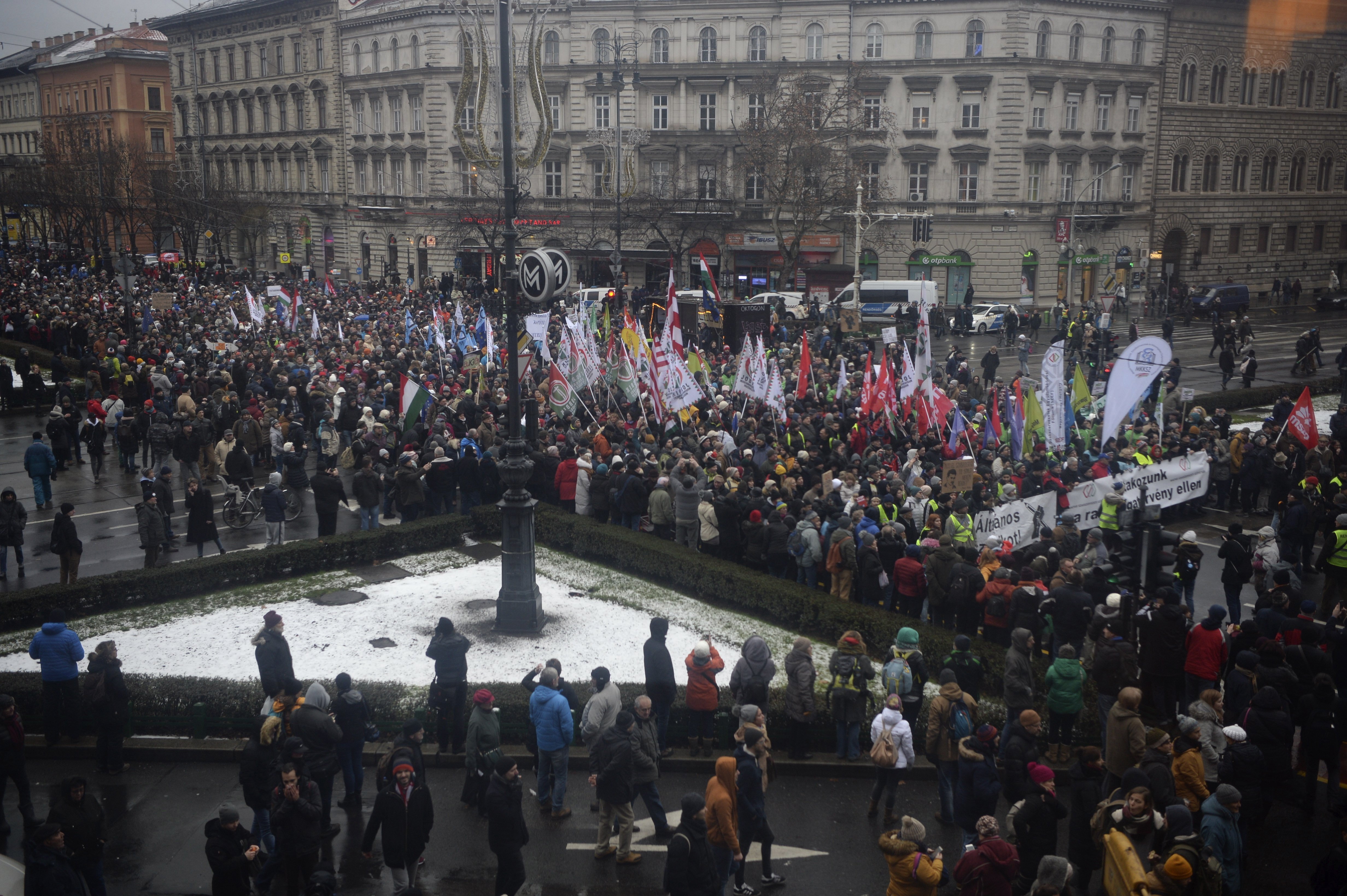 GALERIE FOTO / Noi proteste, la Budapesta, împotriva "legii sclaviei" şi a premierului Viktor Orban