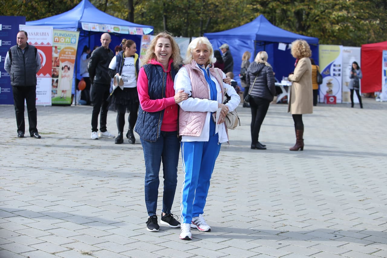 Maraton pe tocuri, în București! La "Maratoc", un eveniment caritabil organizat de actrița Monica Davidescu, au putut participa și bărbați