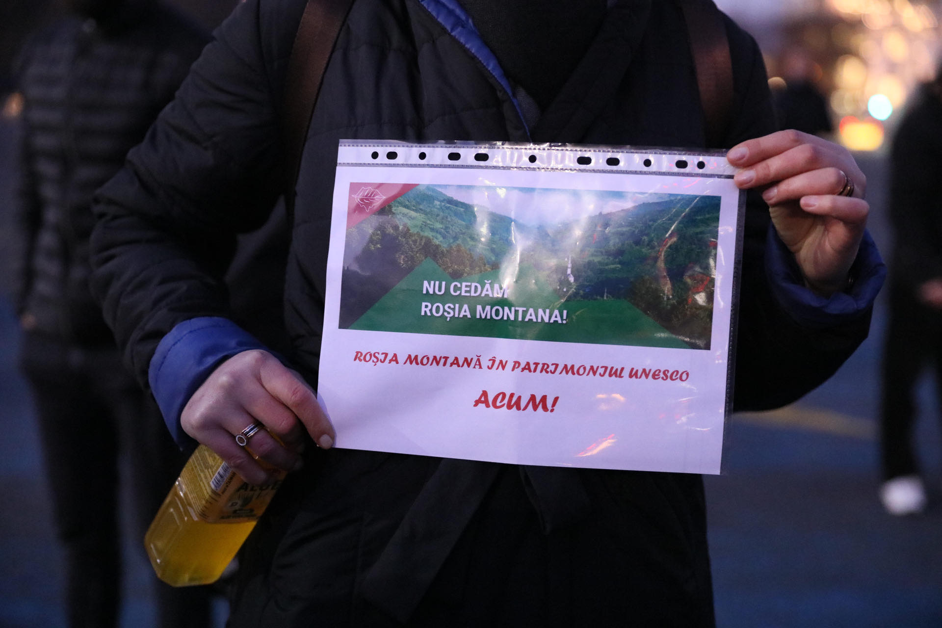 Protest în fața Guvernului: ”Uniți salvăm Roșia Montană!”. Ce le-a spus Ludovic Orban