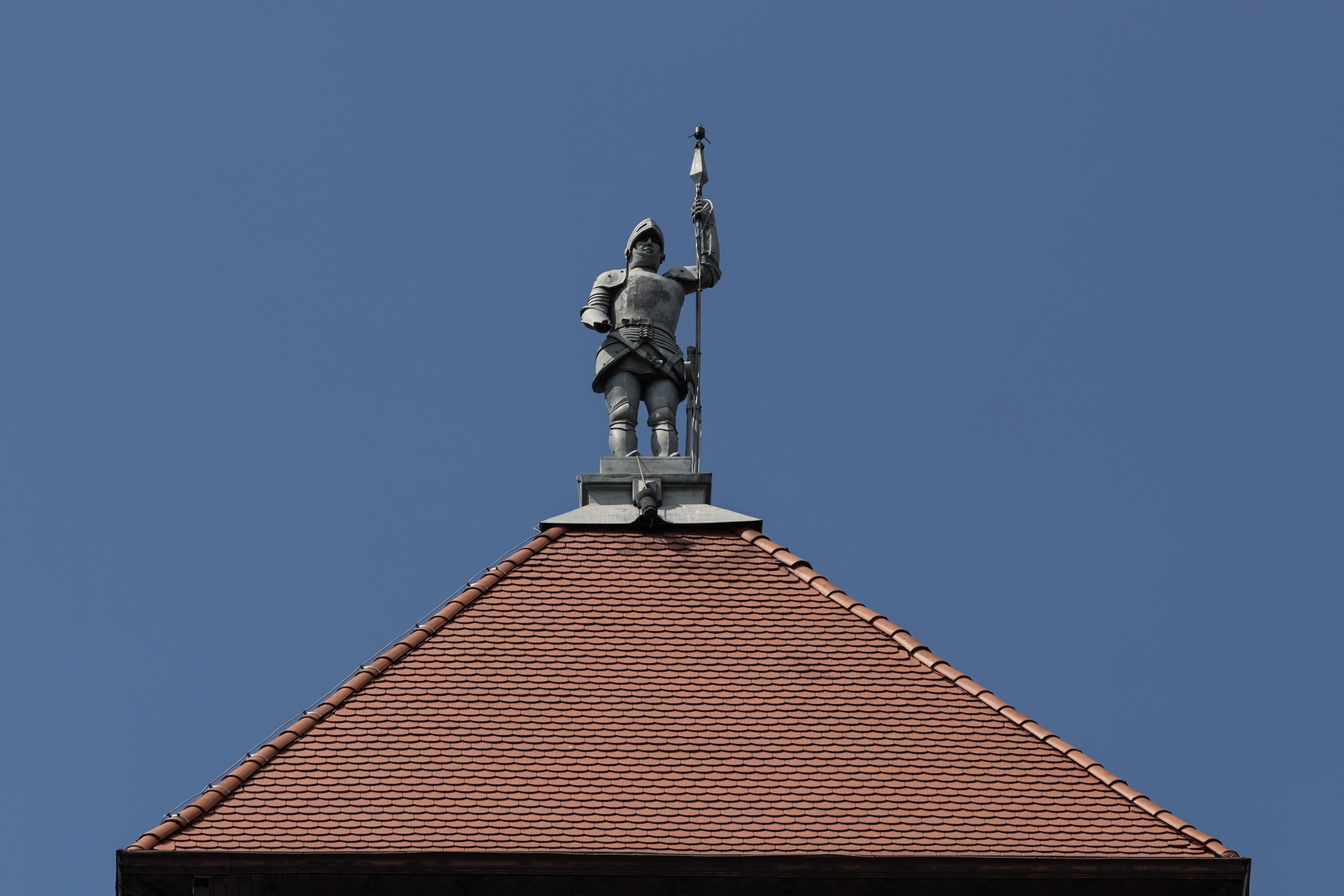 Povestea lui „Pandelică”, ostașul în armură care apără Bucureștiul de rele. Are o copie „muncitorească” în mahala, lângă Obor. Autor: Alexandru Dimitriu, un mare maestru ornamentalist al României