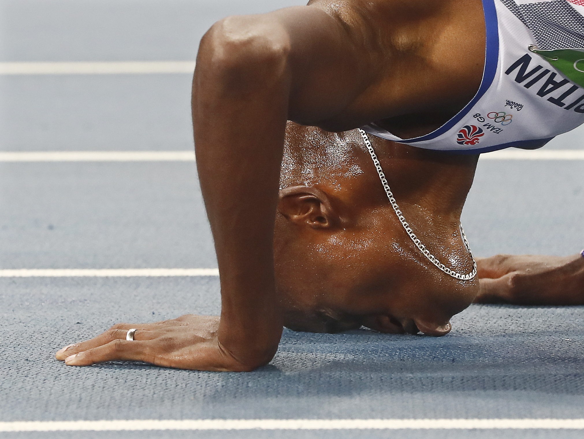 Jocurile Olimpice. Britanicul Mo Farah a căzut, s-a ridicat și a câștigat incredibil cursa de 10.000 de metri VIDEO