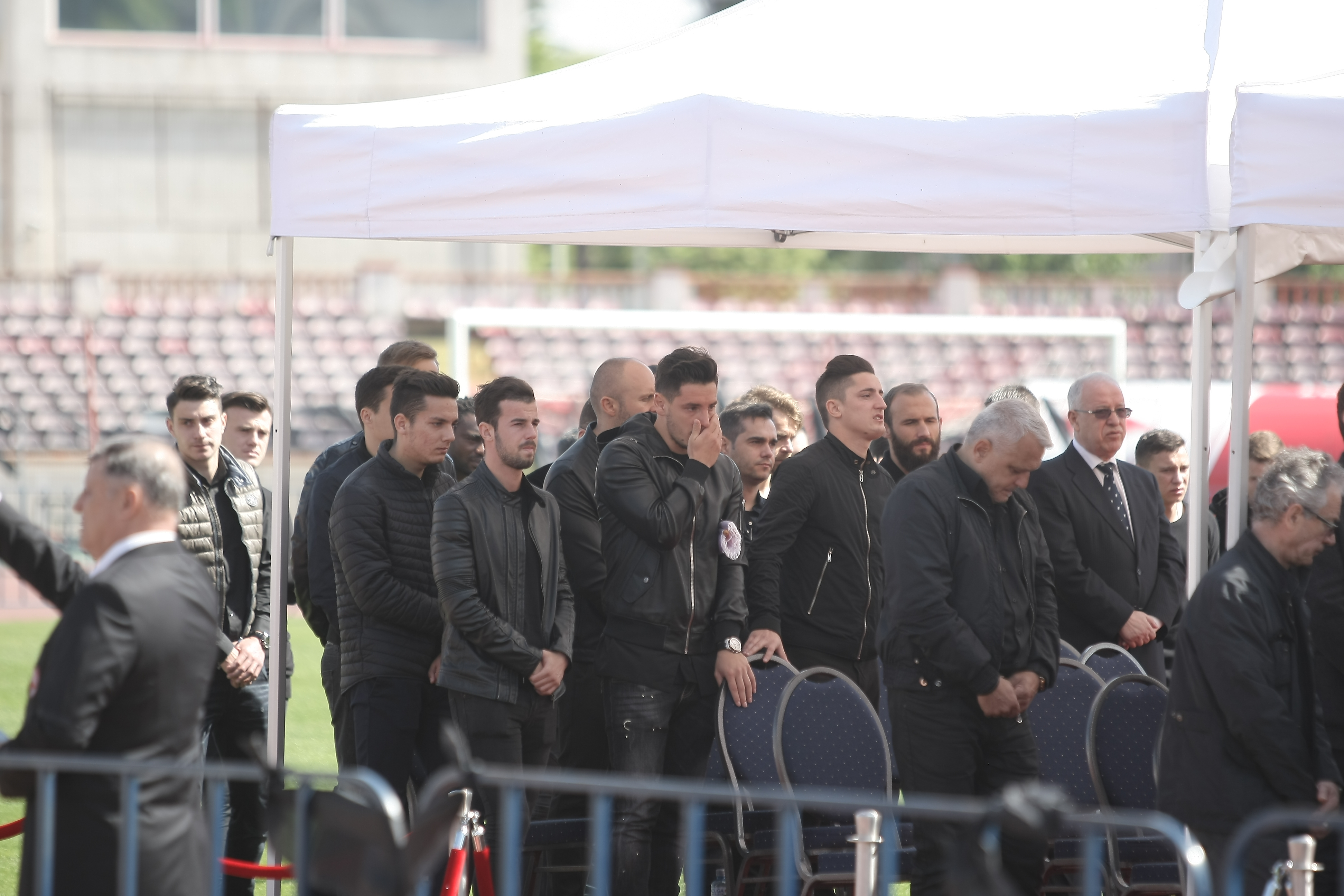 Sicriul cu trupul lui Patrick Ekeng, depus pe stadionul Dinamo. Soţia lui e împietrită de durere