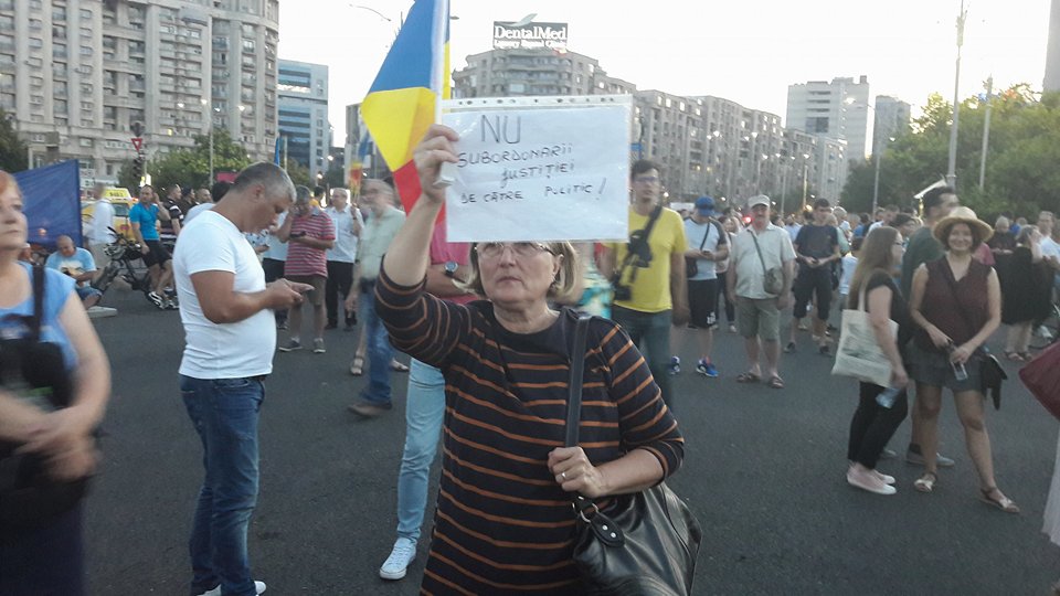 FOTO&VIDEO/ Peste 2.500 de oameni au protestat în Piața Victoriei faţă de modificările la legile justiţiei