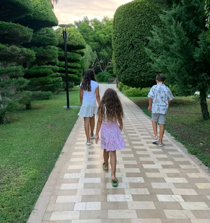 Imagini cu cei trei copii ai Elenei Băsescu. Ce mari s-au făcut Sofia, Traian și Anastasia. Cum au fost surprinși alături de mama lor