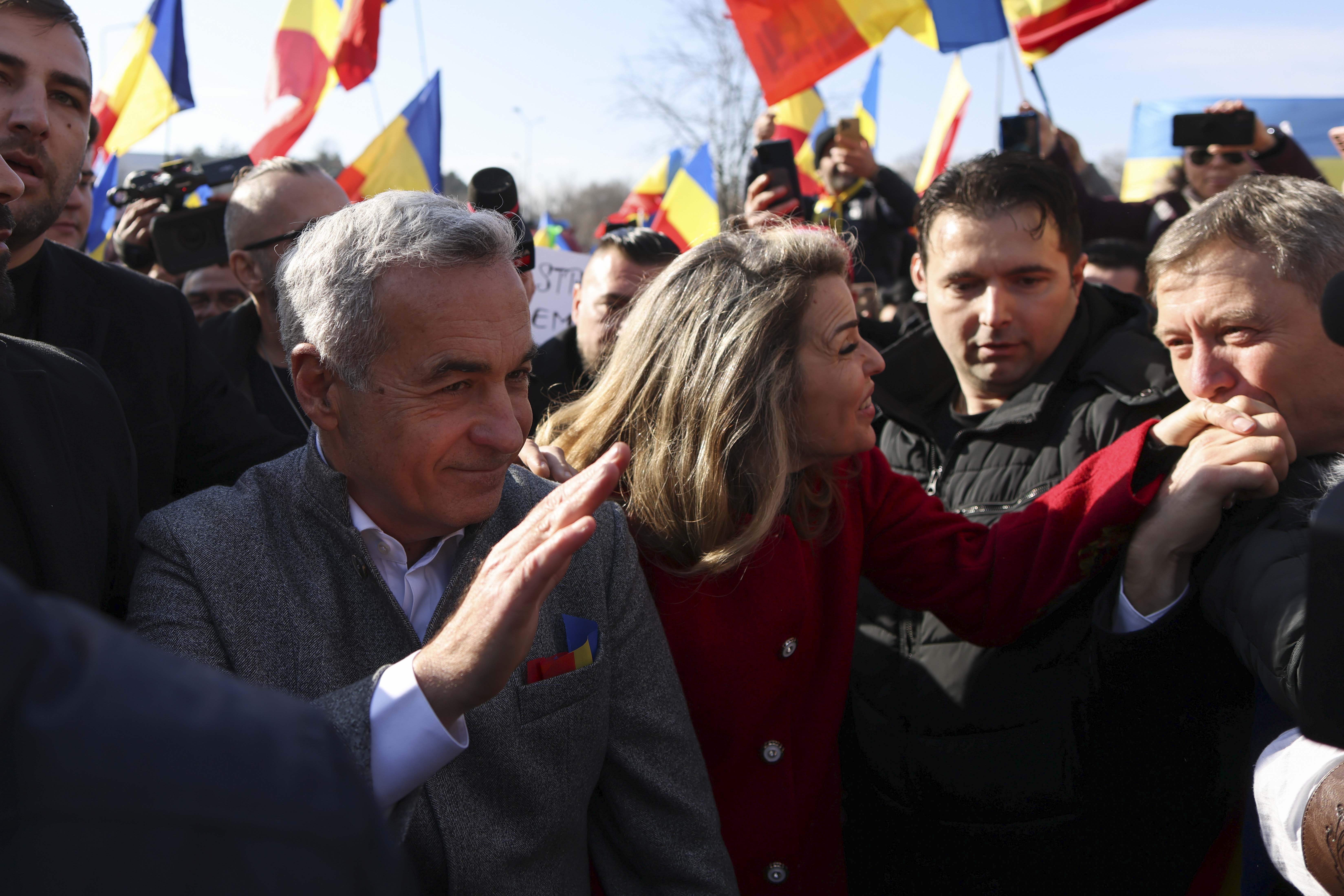 Călin Georgescu a fost înconjurat de mii de oameni la „Marea Horă a Unirii Neamului”: „Suntem legați pentru totdeauna ca frați și surori”
