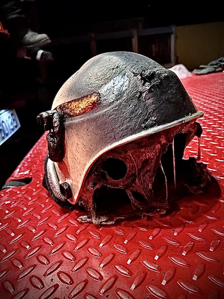 Imagini cu căștile topite ale pompierilor care au intervenit la Crevedia. „Echipamente uzate, uniforme găurite, roboții pot fi controlați doar la o distanță de 300 de metri”