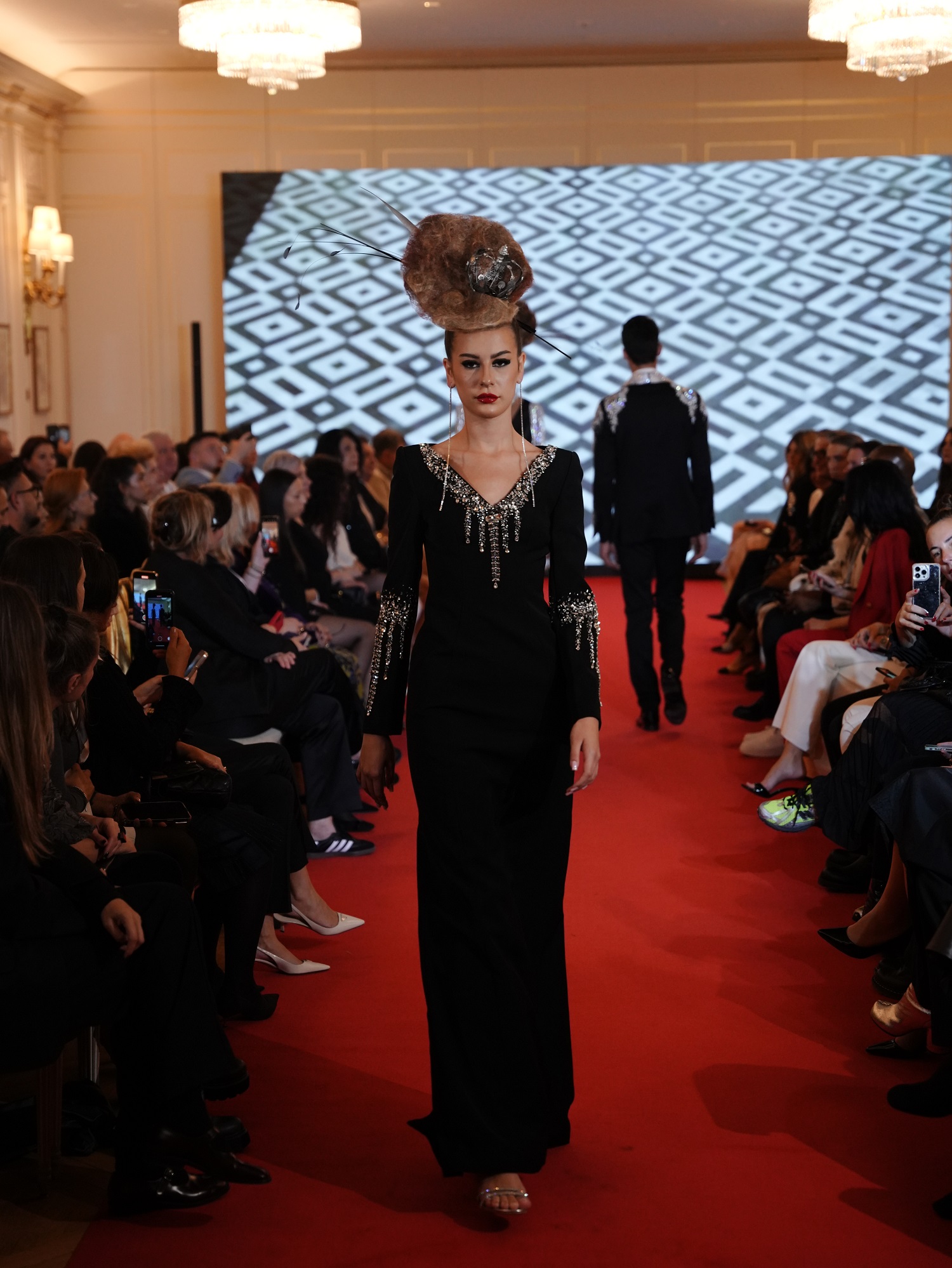 Cătălin Botezatu, aplaudat la Paris Fashion Week 2024. Și-a prezentat noua colecție haute-couture la Hotelul Ritz