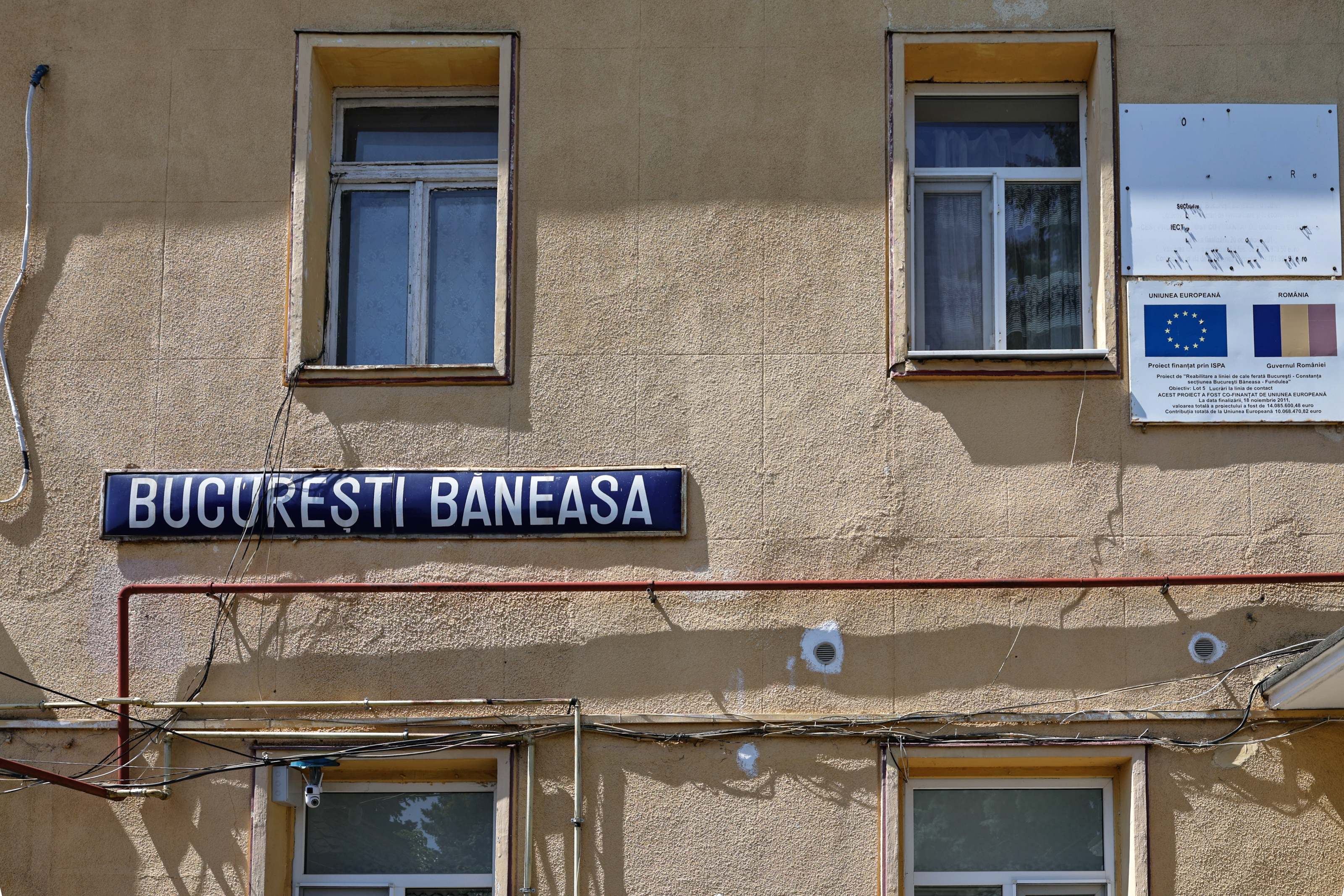 Între gloria regală și dezastrul de azi. Locul pe unde au trecut regii României a ajuns o haltă aproape pustie și distrusă de graffiti