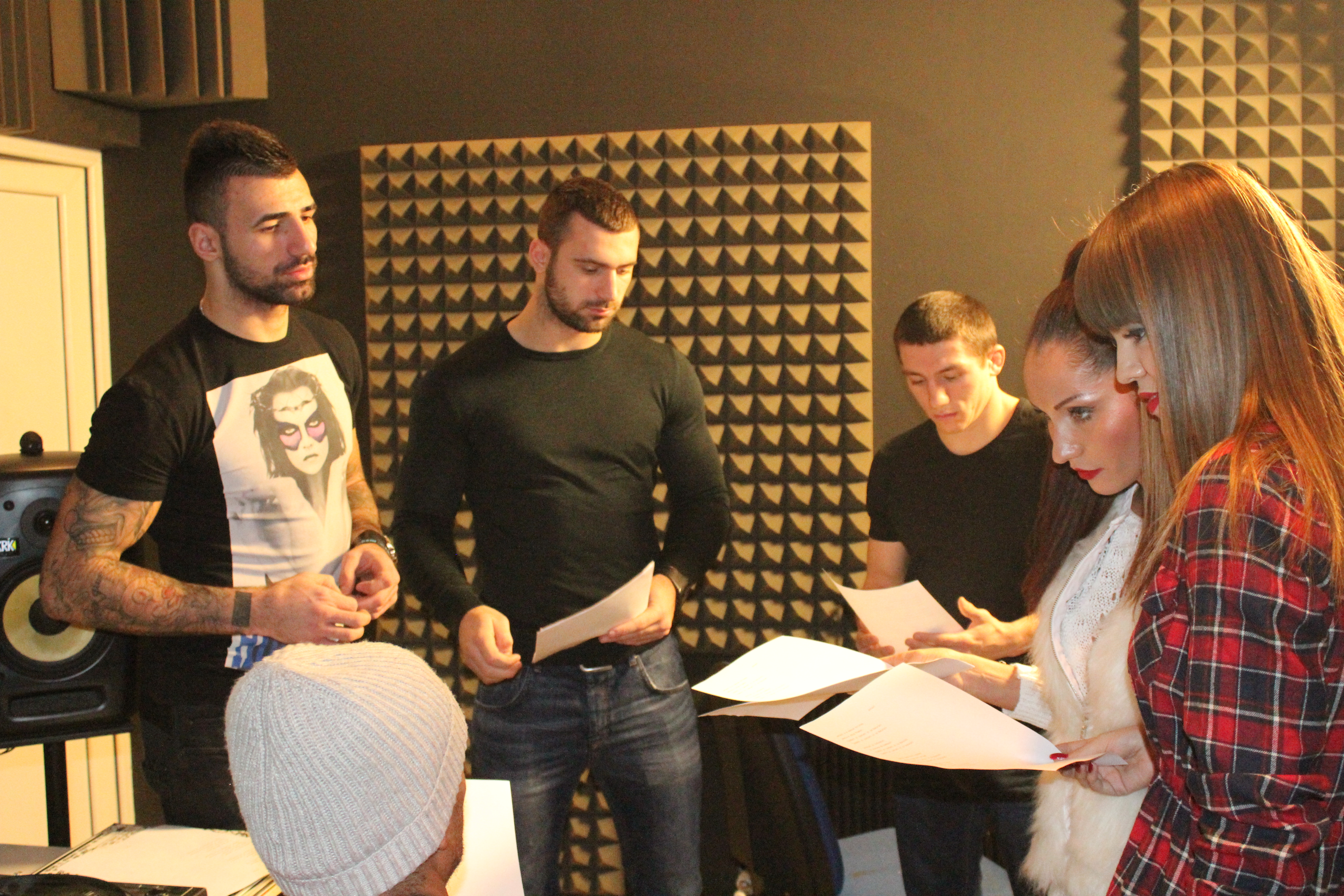 EXCLUSIV / Primiți cu colindul? Luptătorii Superkombat au intrat în studio! GALERIE FOTO&VIDEO