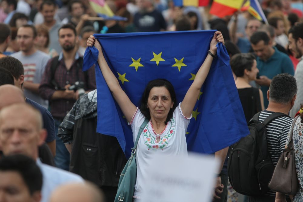 FOTO&VIDEO/ Câteva mii de persoane au protestat în Piața Victoriei, joi seară