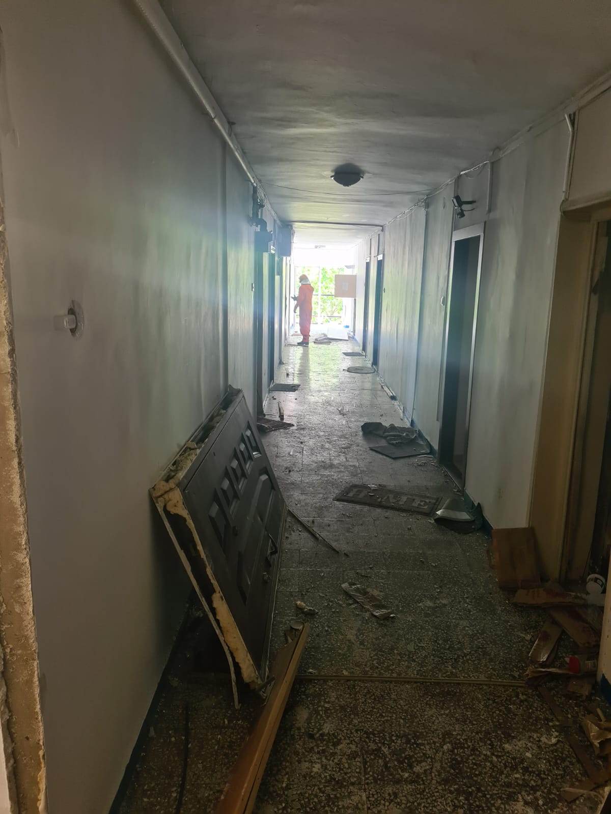 Explozie puternică într-un bloc din sectorul 3 al Capitalei. O persoană prinsă sub o placă de beton, scoasă în viață de salvatori. FOTO
