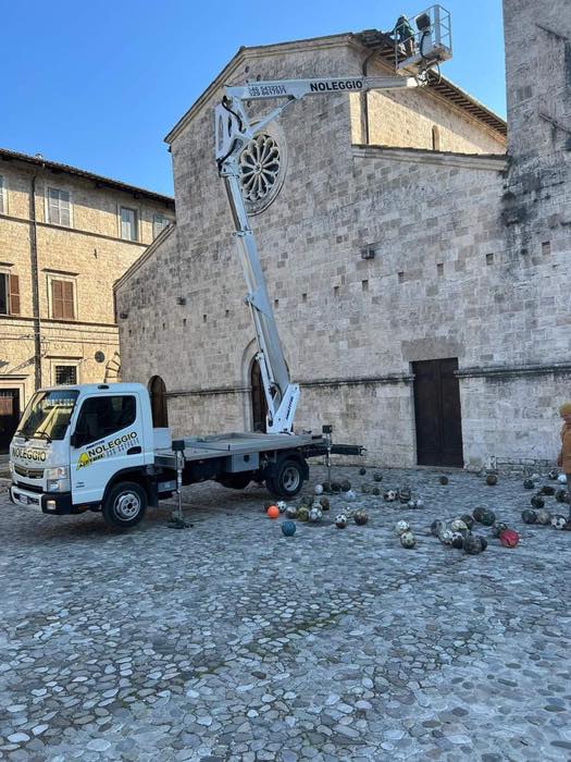 Mingi de fotbal pierdute de copii în ultimii 50 de ani găsite pe acoperișul unei biserici din Italia