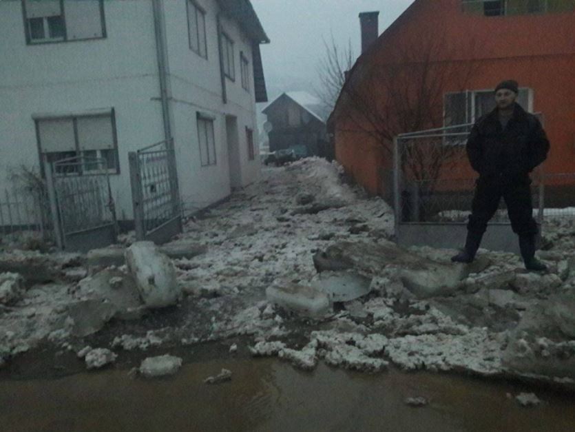 Inundații în județul Bistrița-Năsăud. Zeci de gospodării și mai multe drumuri, măturate de ape după topirea gheții