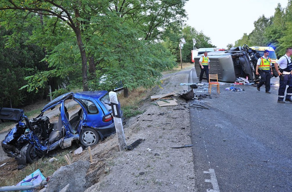 Microbuz românesc distrus în Ungaria, într-un accident cu un mort și doi răniți. Supraviețuitorii și-au pus mâinile-n cap când au văzut ce e pe șosea