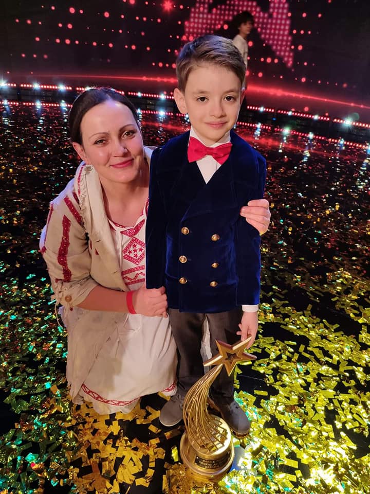 Rareș Prisacariu a dus la școală, în Botoșani, trofeul de la „Românii au talent”. Cum l-au primit colegii și învățătoarele pe câștigător