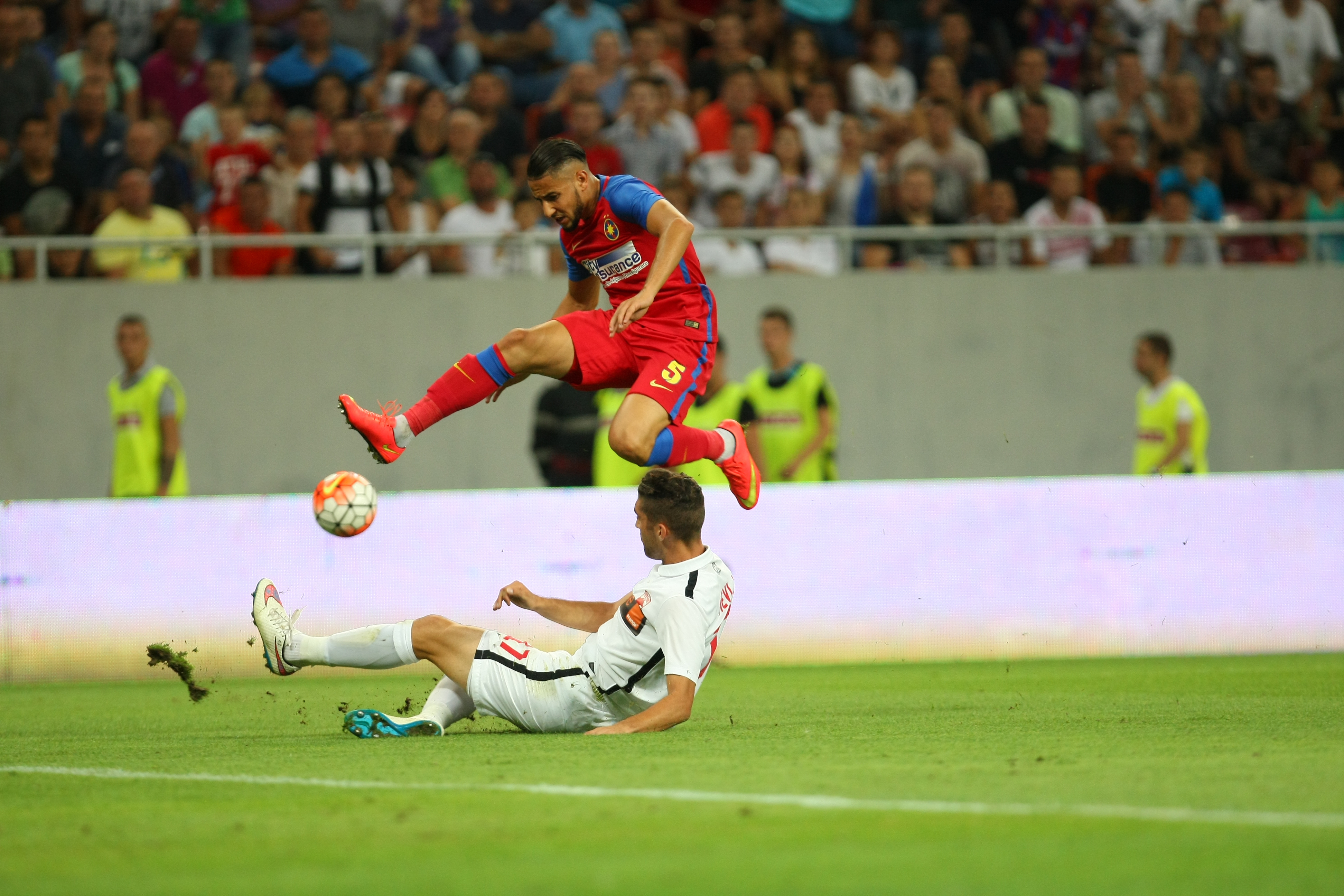 STEAUA - DINAMO 0-0. Derby bun, intens, dar nul! Meciul a început cu o reclamă la unguente contra reumatismului!
