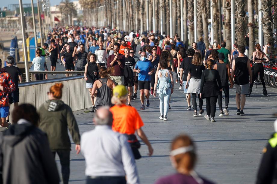 Spaniolii au ieșit să facă excerciții fizice în aer liber după 49 de zile de carantină