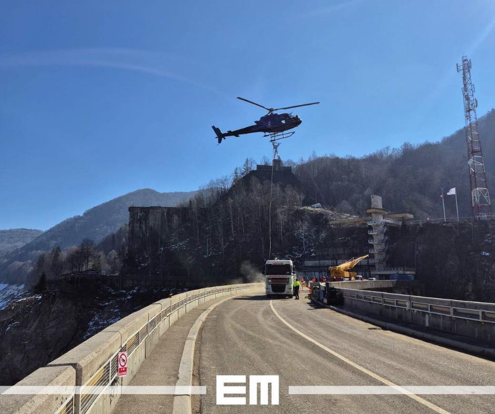 Când se reumple lacul Vidraru: a fost adus inclusiv un elicopter la baraj