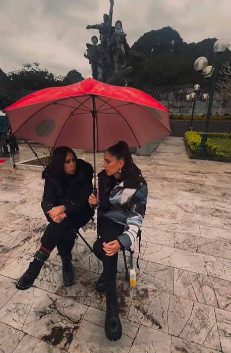 Imagini din culisele Asia Express 2025, care începe la toamnă. Cameramanii filmează din noroaie, iar Irina Fodor înfruntă ploaia și vântul