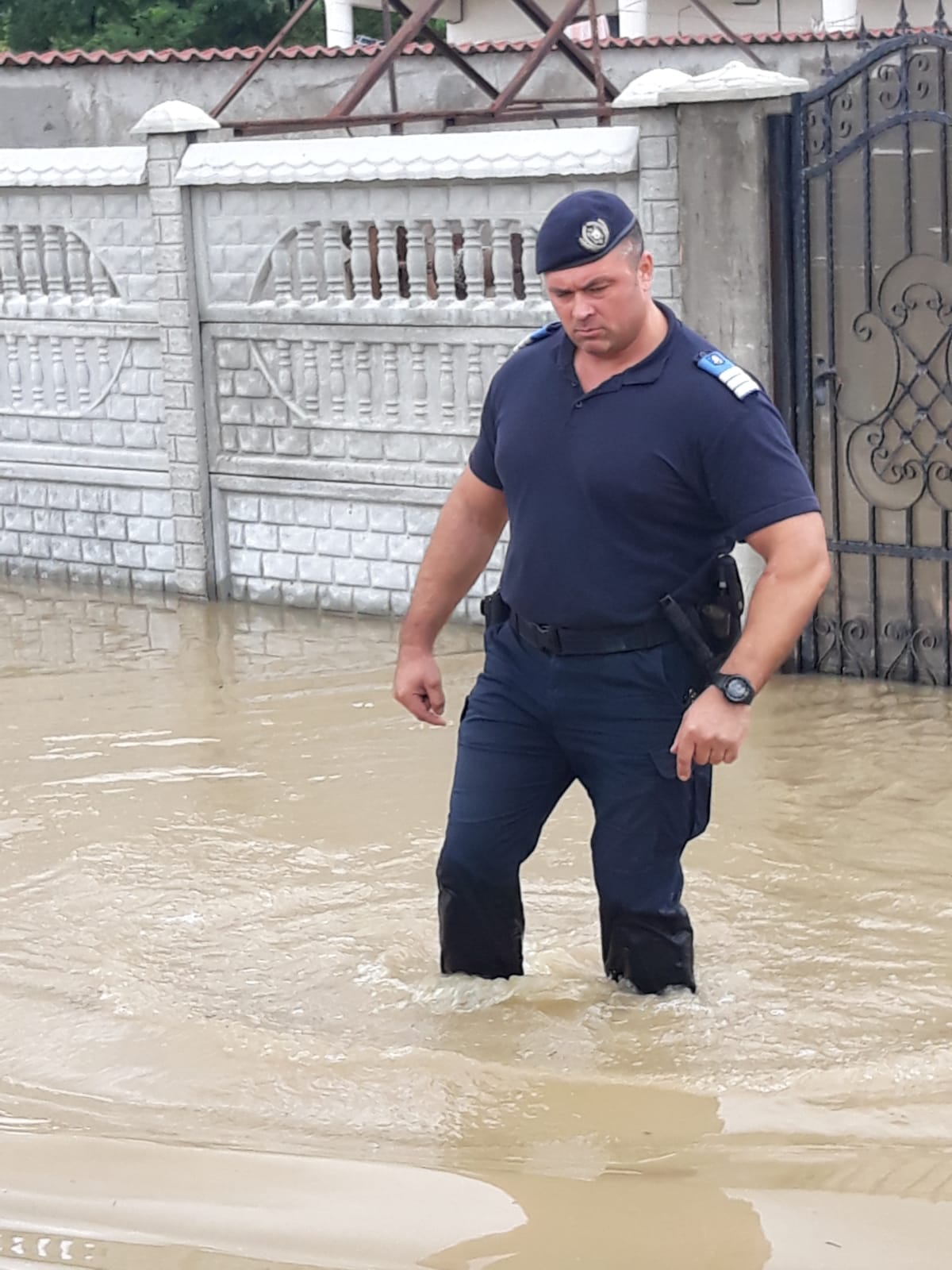 Aproape 70 de oameni au fost evacuați de jandarmi din case în Băbeni, Vâlcea. Râul Bistrița a ieșit din matcă / FOTO