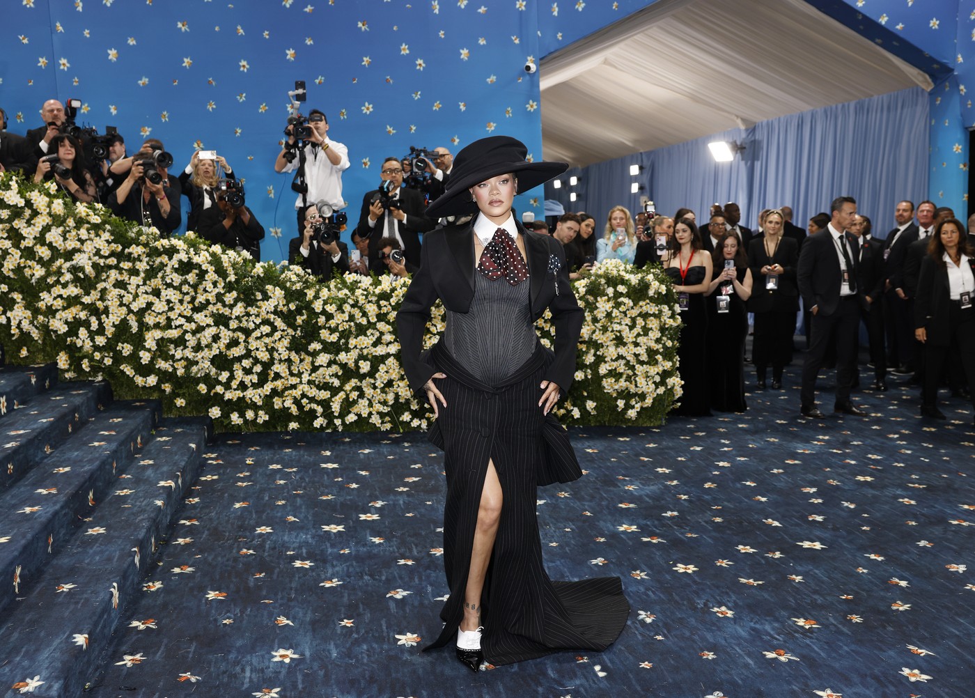 Rihanna e însărcinată cu al treilea copil cu A$AP Rocky. Cum a apărut îmbrăcată la Met Gala 2025, unde tema a fost dedicată modei masculine