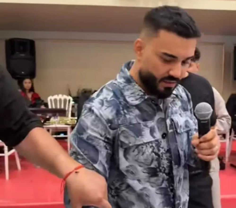 Momentul când Jador a fost îmbrâncit de un agent de pază la un concert din Paris. Explicația manelistului după incident: „Voiam să fac un moment”