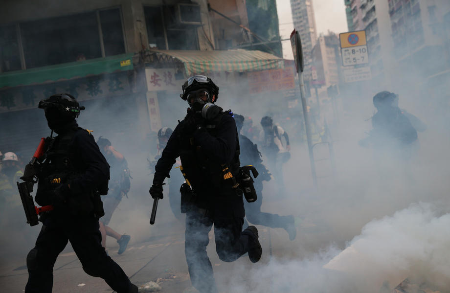 Violențe la Hong Kong. Poliția a pus substanțe iritante în tunurile cu apă, protestatarii au distrus sute de magazine și bănci