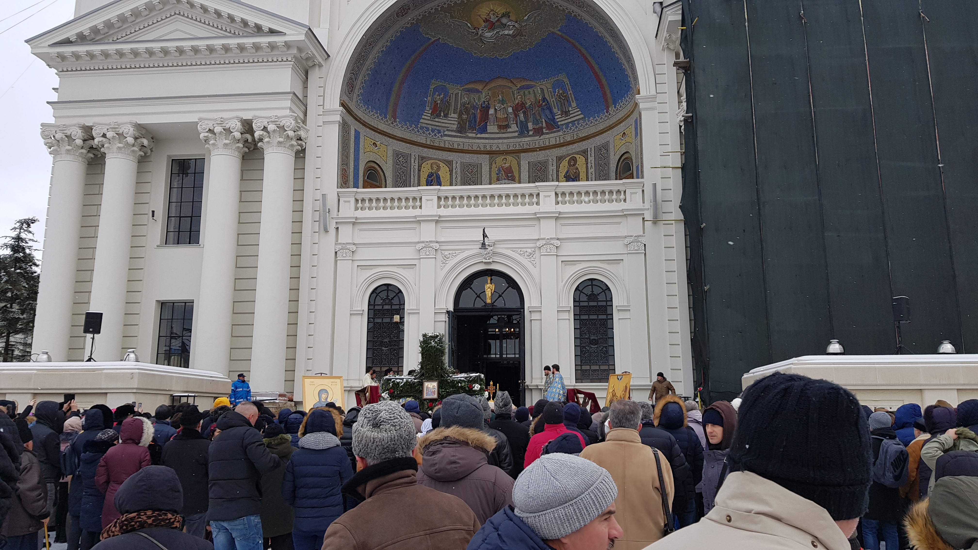 VIDEO&FOTO/ Peste 15.000 de litri de agheasmă au fost împărțiți la Iași. Nici anul acesta nu au lipsit îmbrâncelile și certurile
