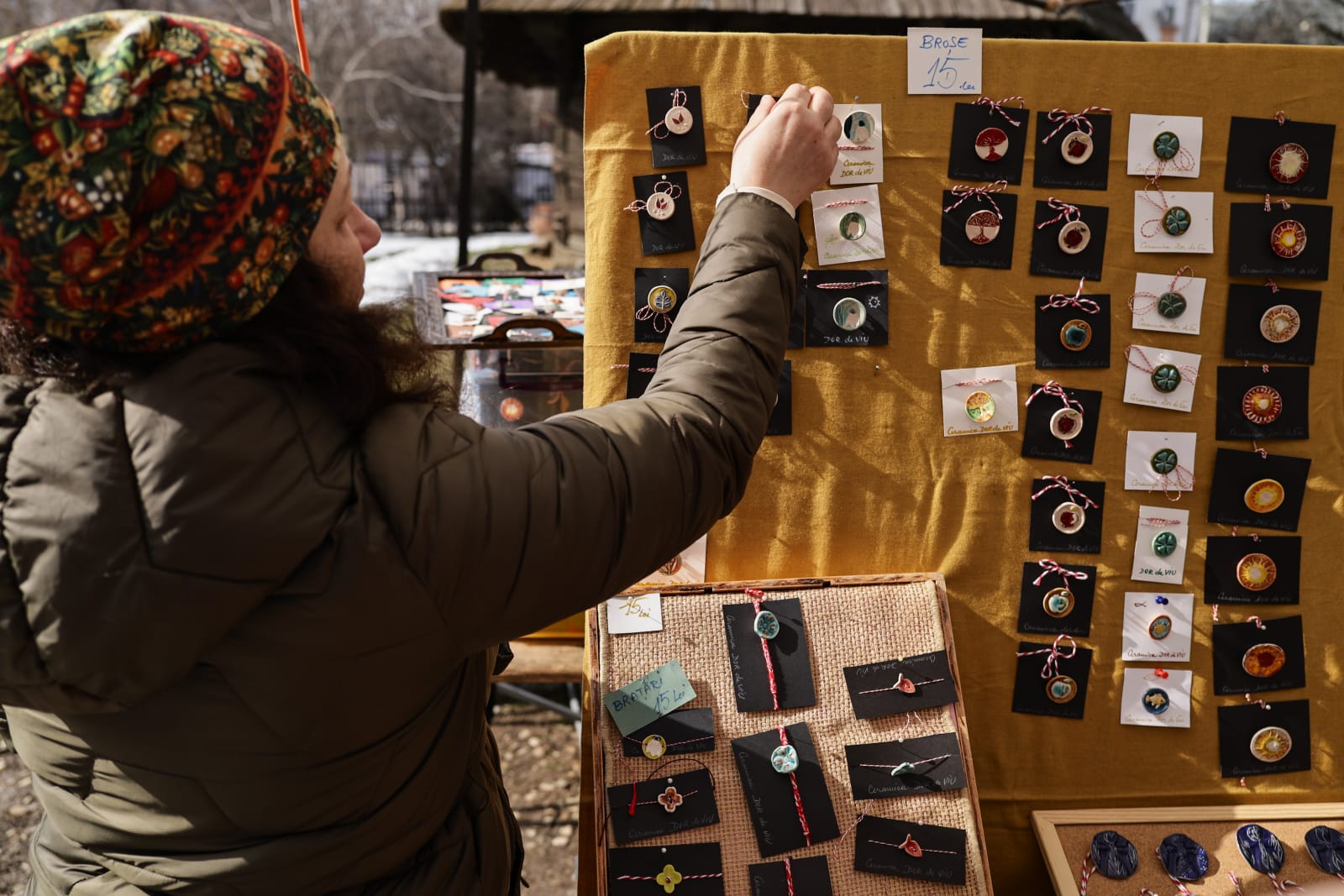 De la mărțișoare handmade la adevărate bijuterii din aur și argint: ce prețuri găsești la Târgul Mărțișorului 2026