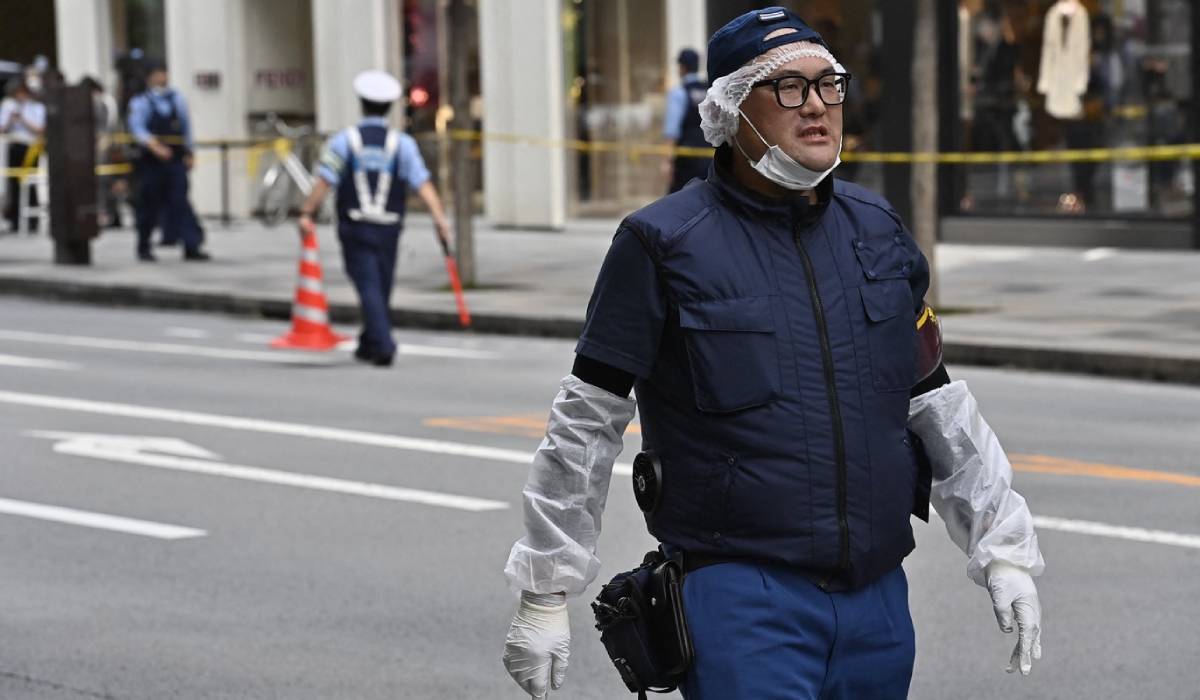 Zeci de persoane rănite, după ce un bărbat a stropit cu o substanță periculoasă într-un centru comercial de lux din Tokyo