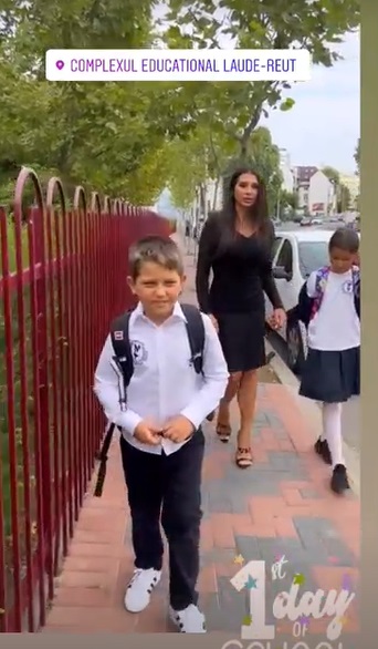Cum a apărut Elena Băsescu cu copiii în prima zi de școală. Sofia și Traian jr. învață la privat, iar Anastasia a început grădinița