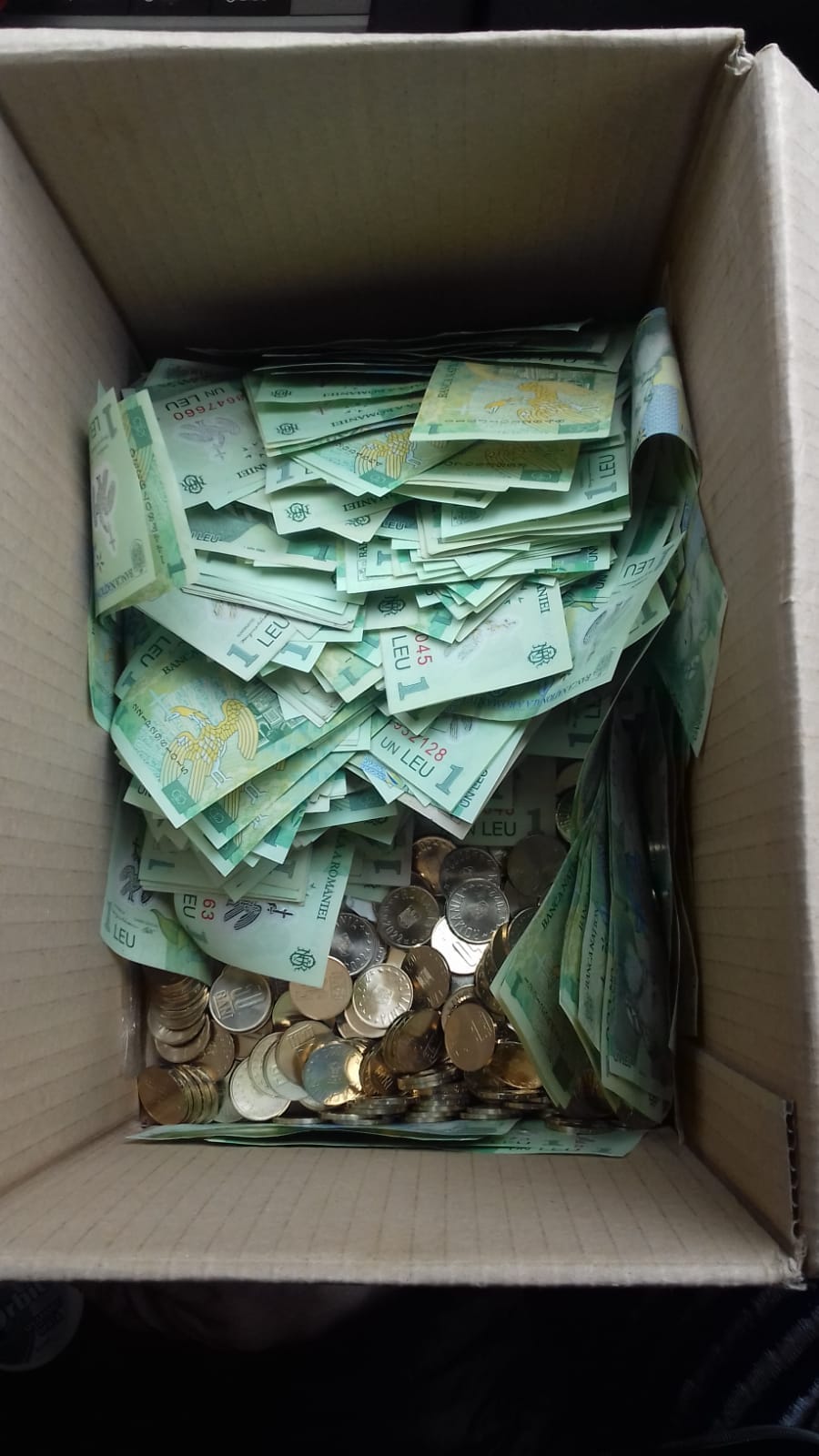 Un șofer român de TIR și-a primit salariul în cutii de carton, în monede de 50 de bani și bancnote de un leu