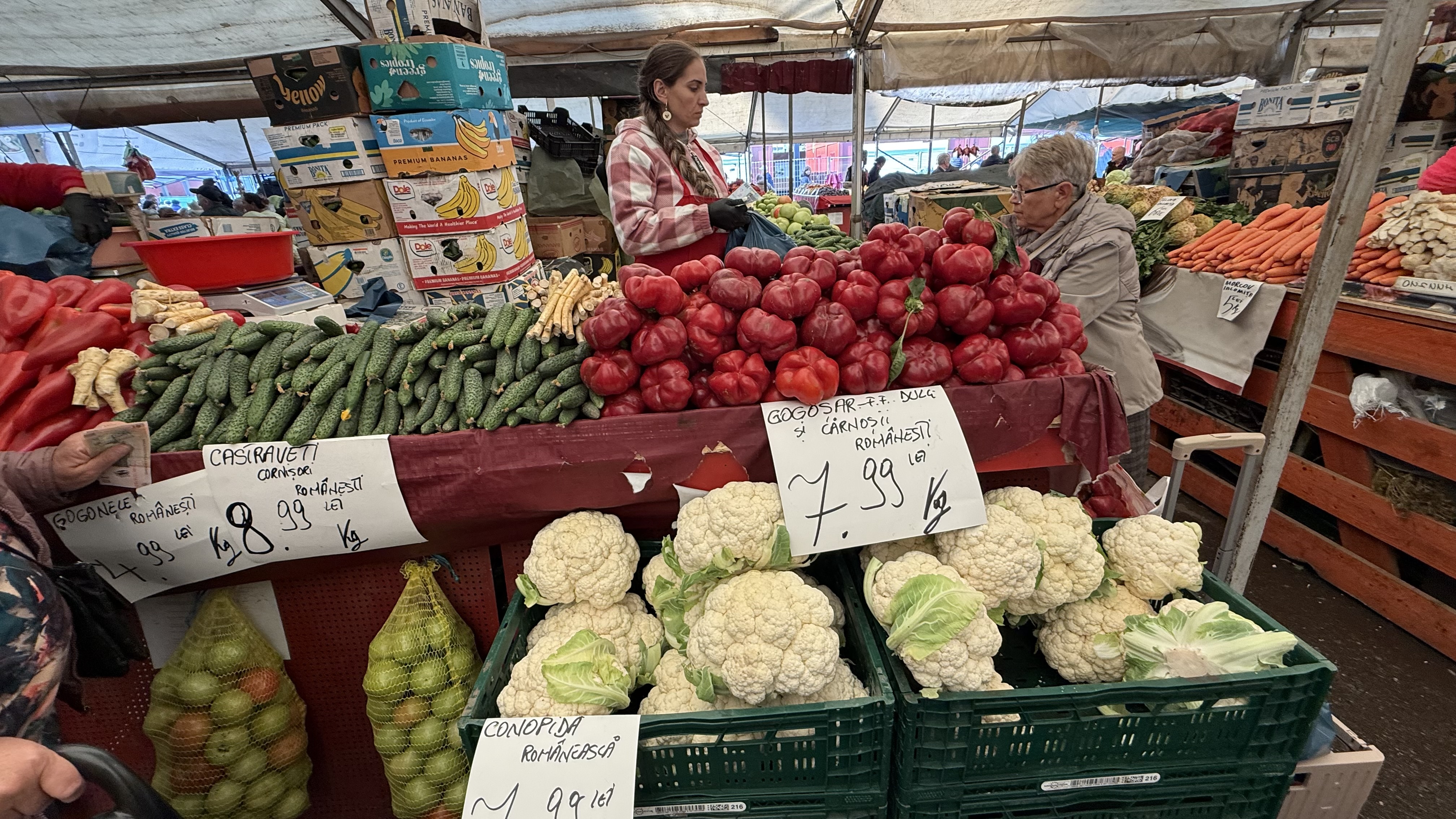 Murăturile din Piața Obor s-au scumpit mai mult decât carnea. „Cum să coste hreanul atât?! Rasolul de porc e la 14 lei în hală, am înnebunit?!”