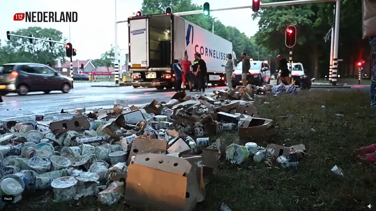 Polițiștii i-au lăsat pe trecători să-și umple portbagajele cu iaurt și unt, după ce un TIR a pierdut încărcătura de lactate pe șosea
