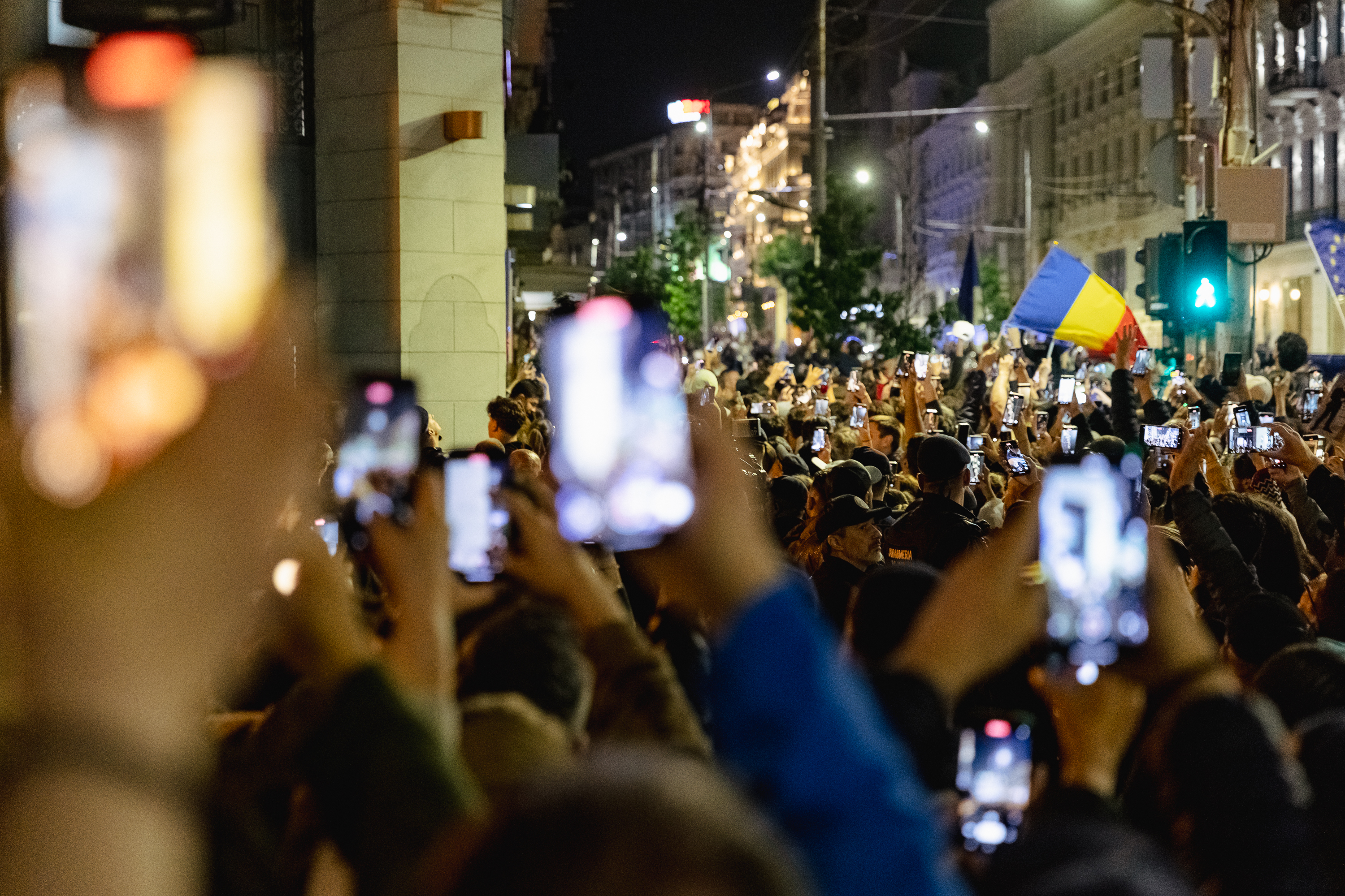 Duminica cetățeanului în sectorul 5. Adevăratul George Simion a ieșit cu soția și prietenii la vot la o școală din cartierul Sălaj: „Așteptăm schimbarea!” FOTOREPORTAJ