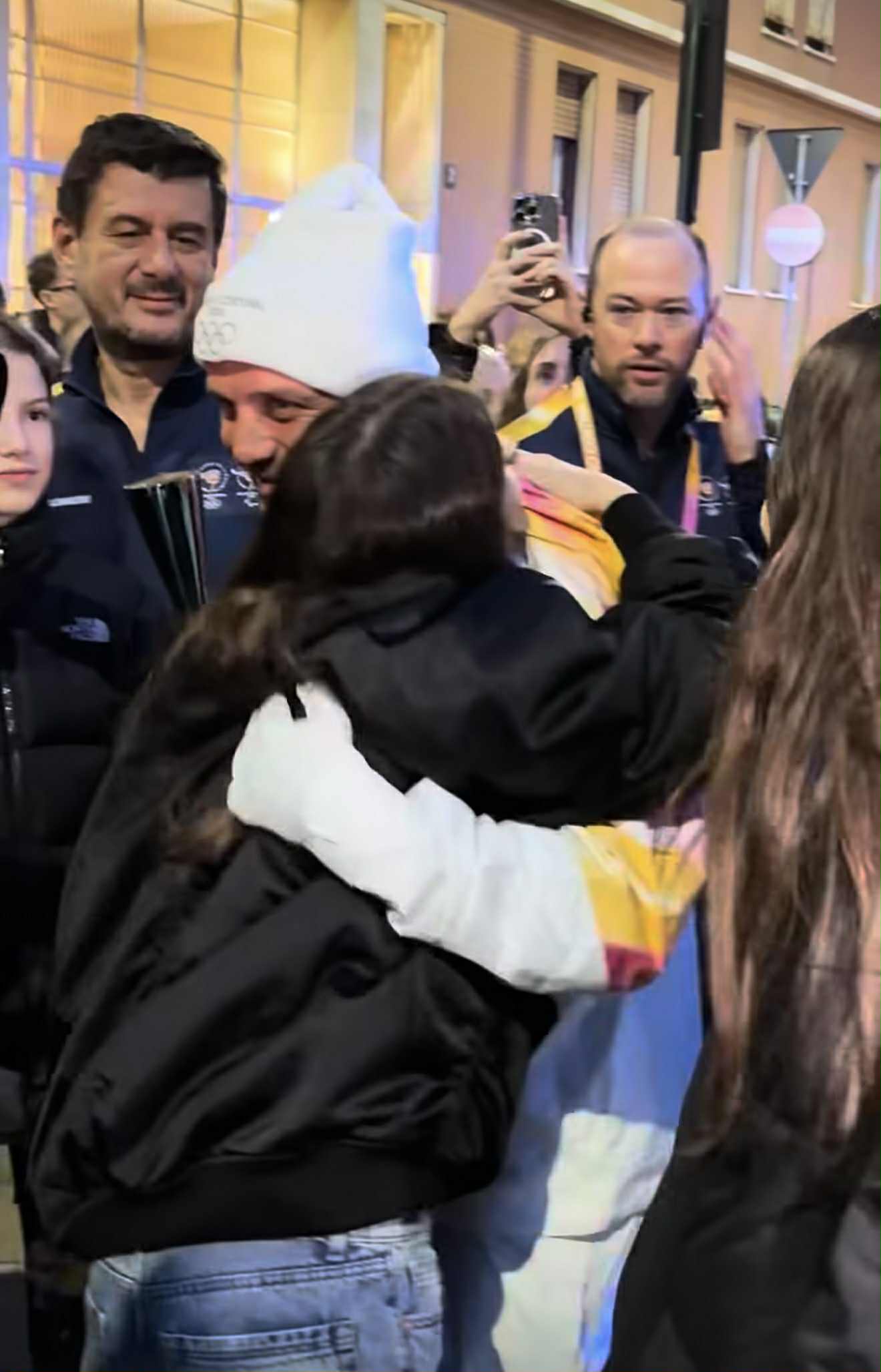 Cristi Chivu, alături de soția Adelina și fiicele lor la purtarea torței, cu o zi înainte de începerea Jocurilor Olimpice de Iarnă 2026. Familia a pozat împreună
