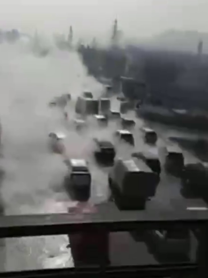 Un oraș rusesc a fost inundat cu apă clocotită. 30.000 de oameni au rămas fără căldură în case | VIDEO