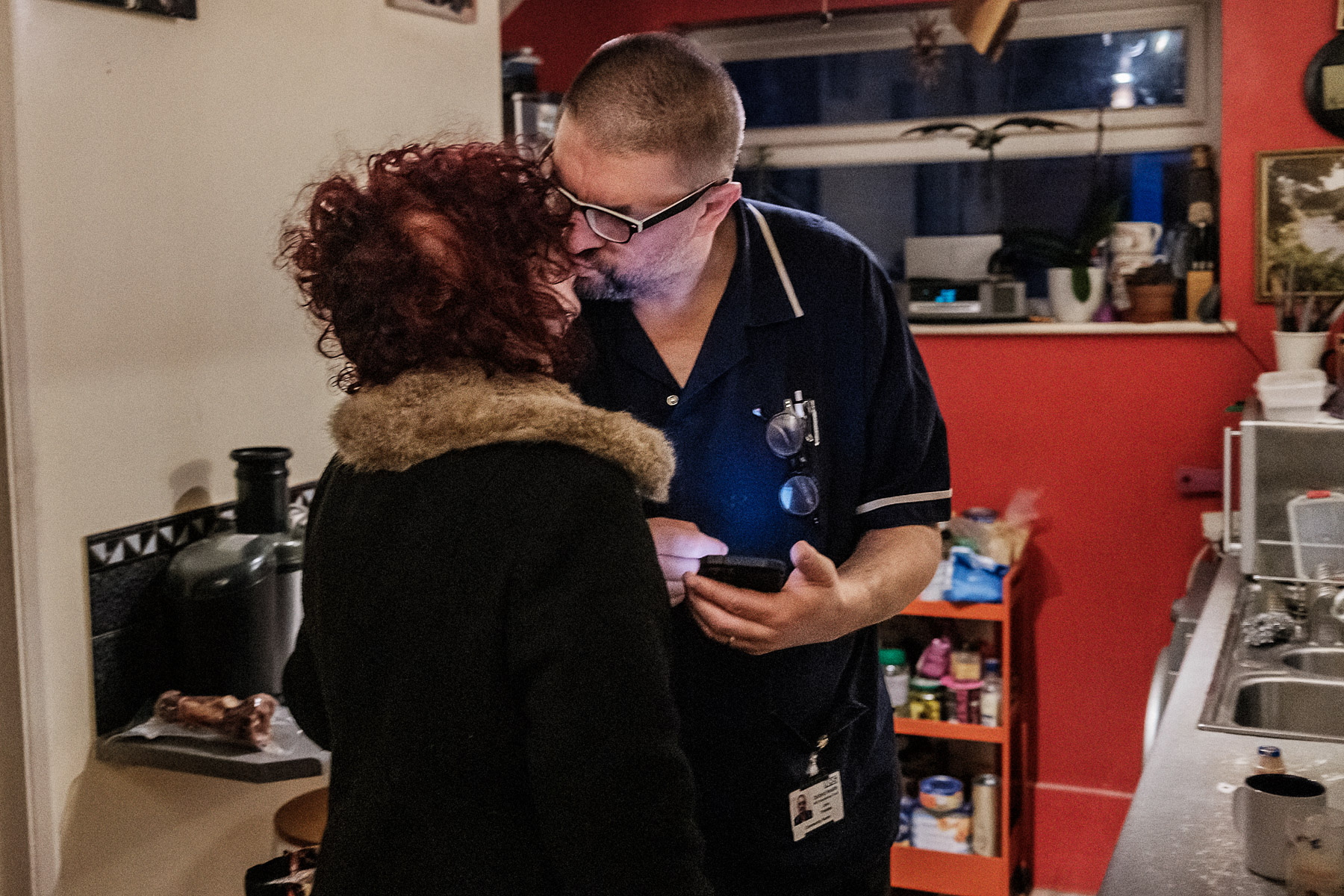 Istoria unei familii de români care lucrează în sistemul medical britanic: „Expresia aia «De ce-ai plecat?» «De foame!» e adevărată. Am plecat de foame”
